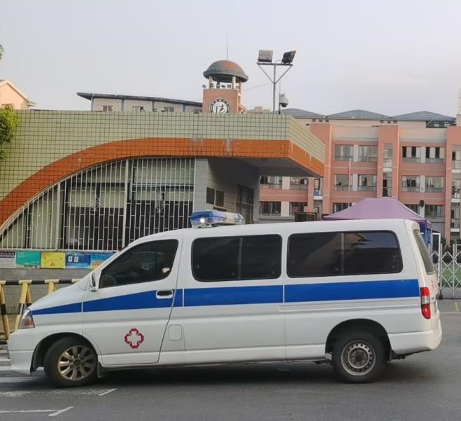 清河救护车出租护送骨折病人一公里多少钱